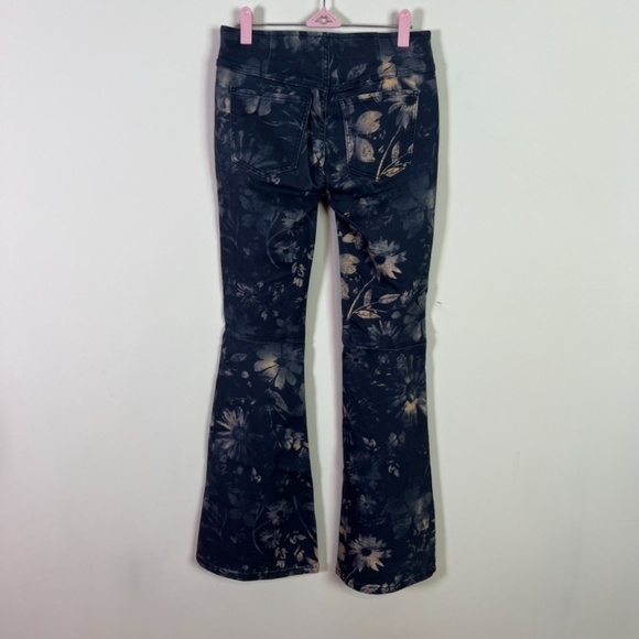 Free People We The Free Women’s Penny Pull Printed Navy Combo Flare Jeans 26 New - Picture 4 of 9